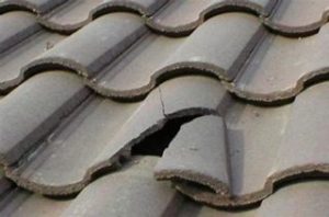 Dakdekker Venray treft een gebroken dakpan aan